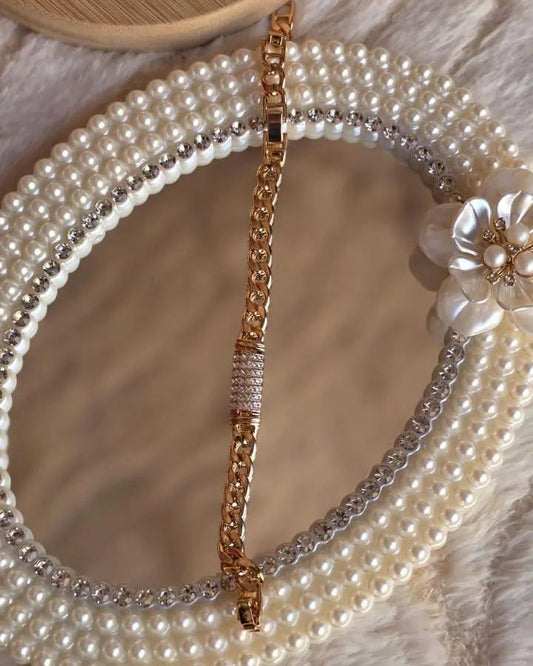 Minimal Cuban Chain With Stones at the Centre