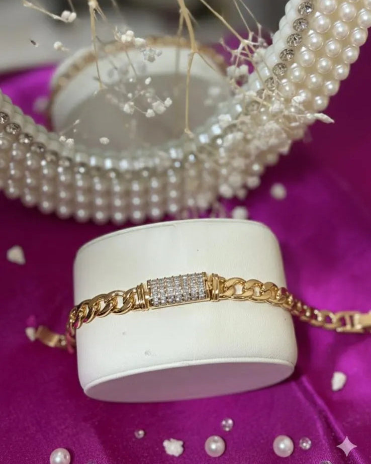Minimal Cuban Chain With Stones at the Centre
