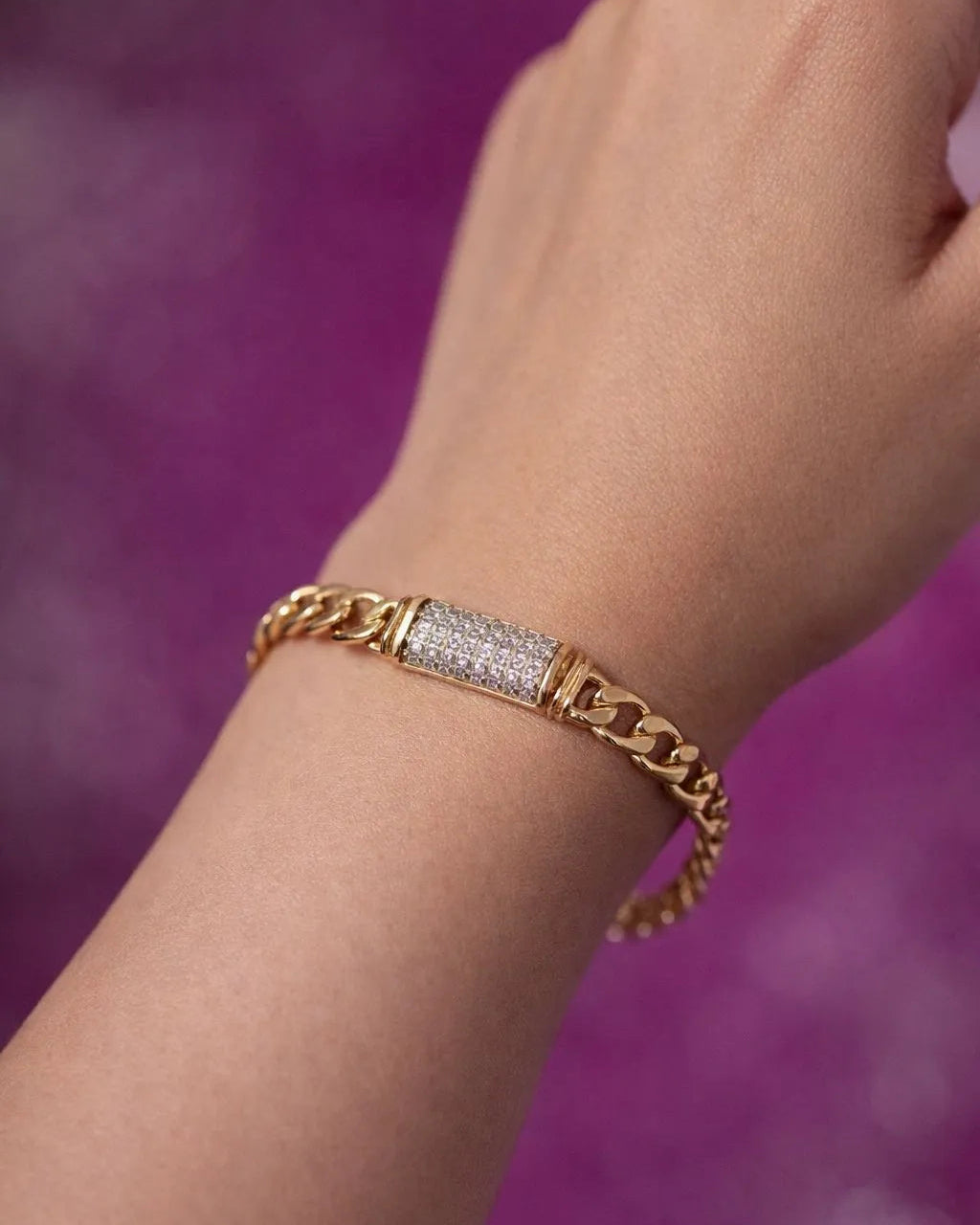 Minimal Cuban Chain With Stones at the Centre
