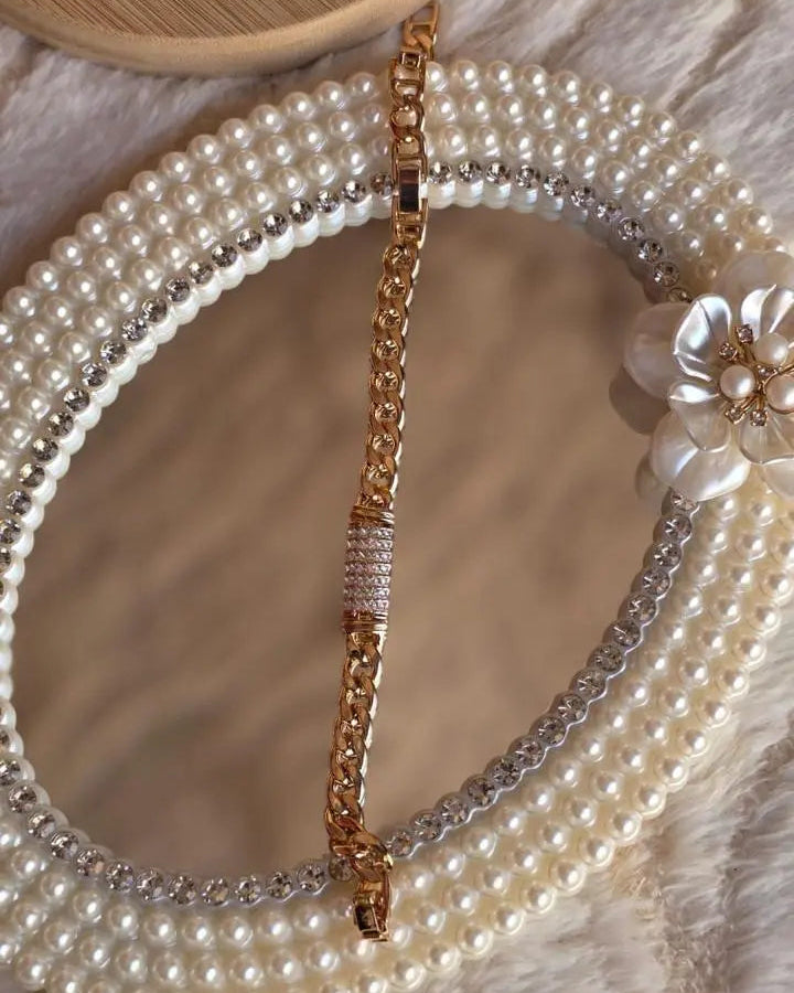 Minimal Cuban Chain With Stones at the Centre